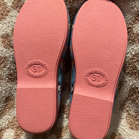 Slippers - Picture 2 of 4